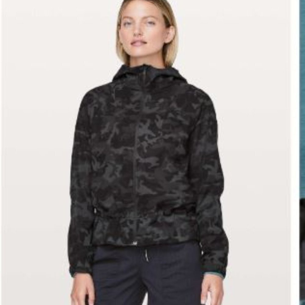 Lululemon Pack It Up Jacket in black/camo with hood size 2